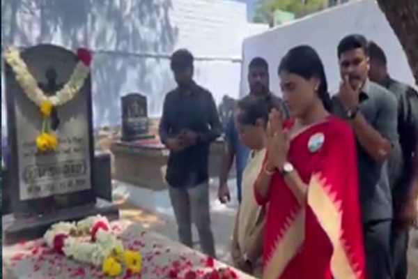 आंध्र प्रदेश : अभियान के दौरान वाईएस शर्मिला रेड्डी, सुनीता ने विवेकानंद रेड्डी को दी श्रद्धांजलि